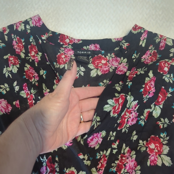 Torrid Blouse Long-Sleeve V-Neck Black Red Floral Women's Plus Size 2X - Picture 3 of 6